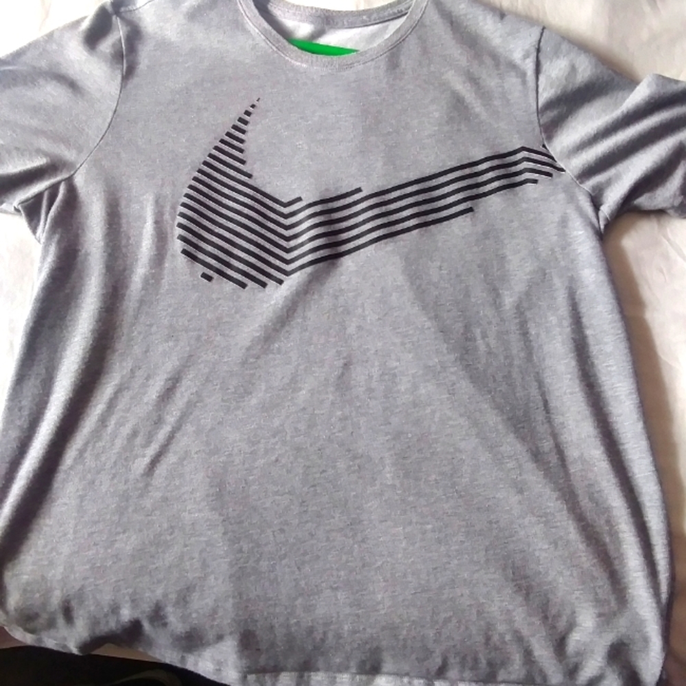 Men's gray Nike Tee